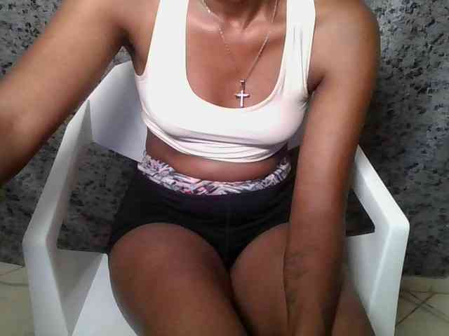 Brunnette-blonde webcam