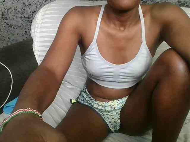 Brunnette-blonde webcam