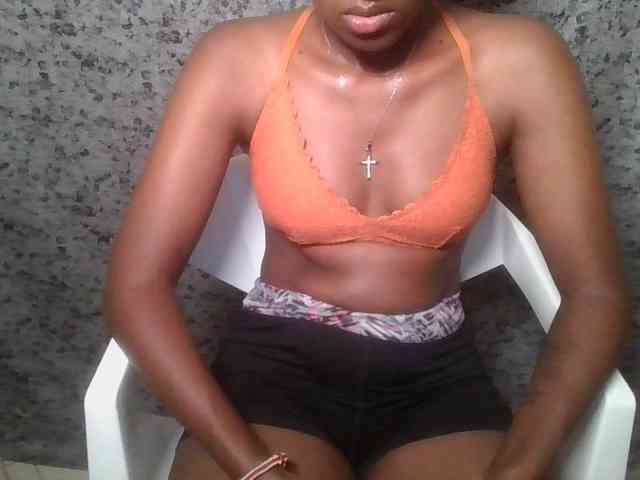 Brunnette-blonde webcam