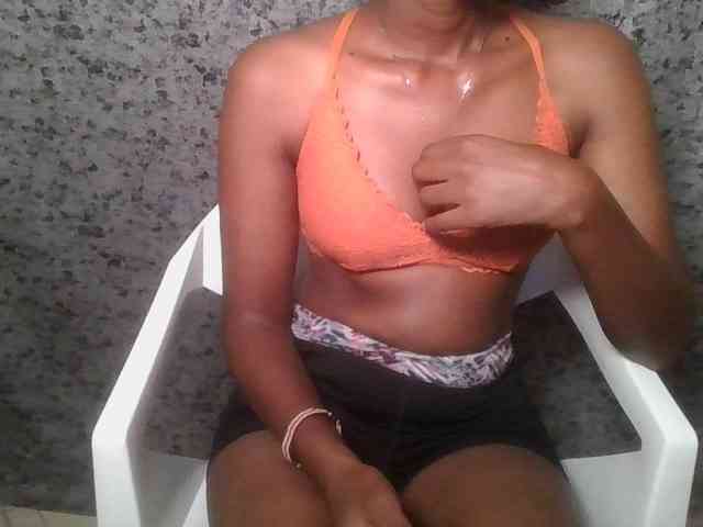 Brunnette-blonde webcam