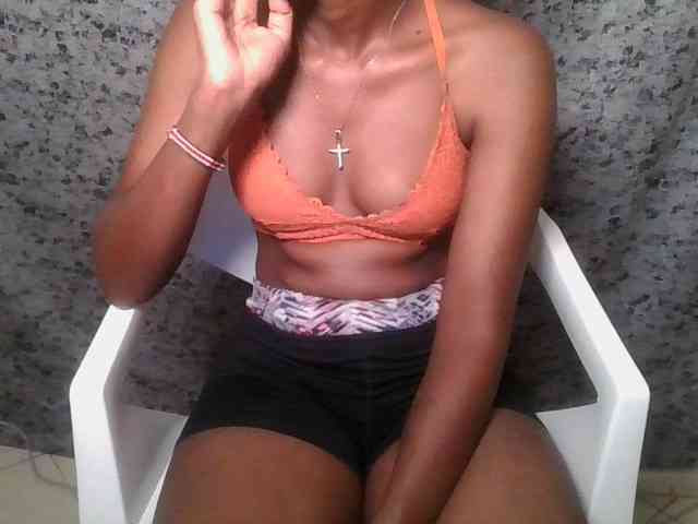 Brunnette-blonde webcam