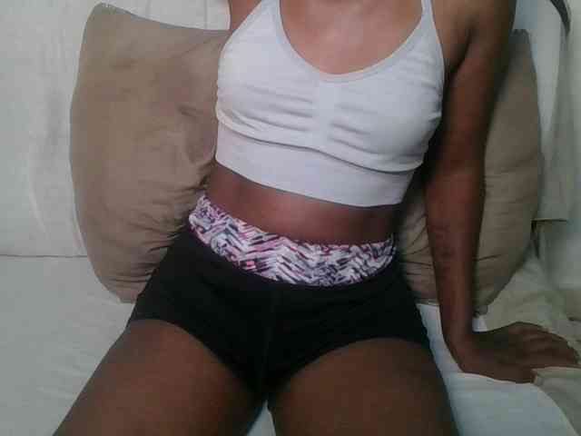 Brunnette-blonde webcam