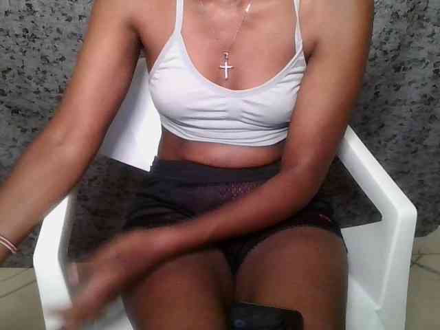 Brunnette-blonde webcam