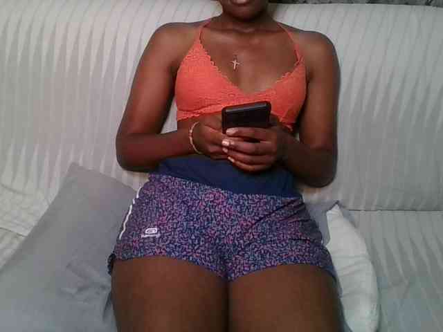 Brunnette-blonde webcam