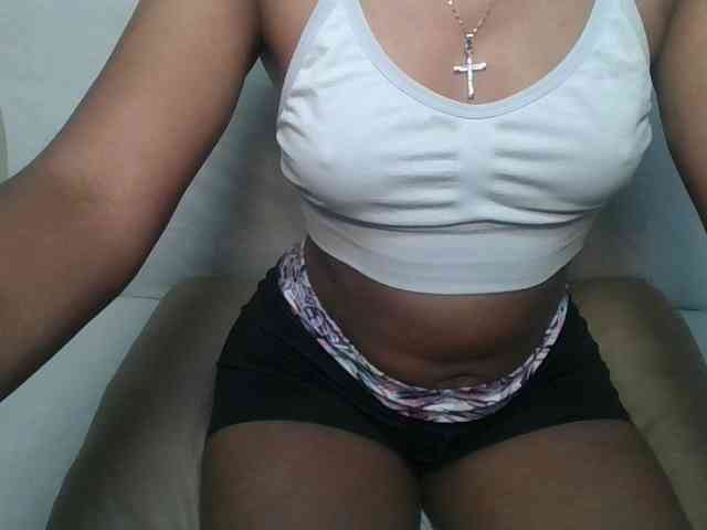 Brunnette-blonde webcam