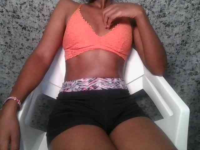 Brunnette-blonde webcam