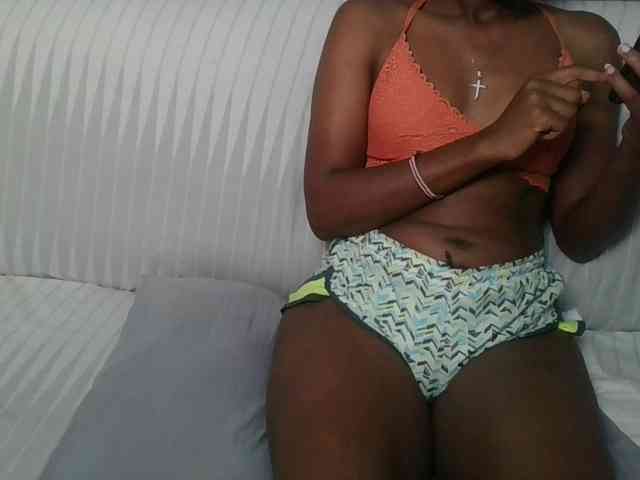 Brunnette-blonde webcam