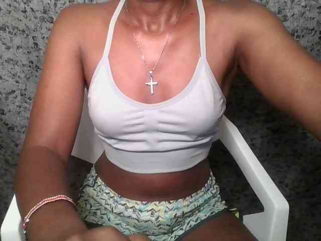 Brunnette-blonde webcam