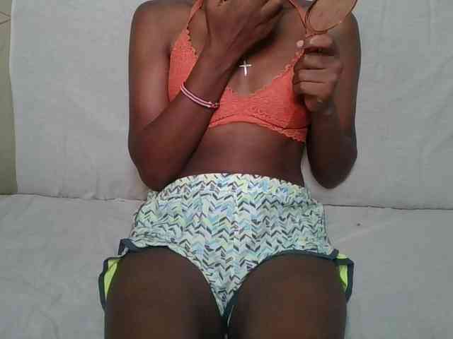 Brunnette-blonde webcam