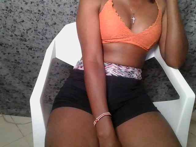 Brunnette-blonde webcam