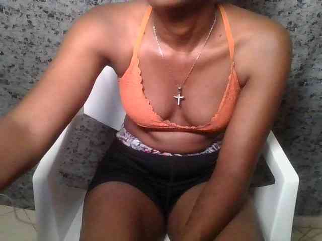 Brunnette-blonde webcam