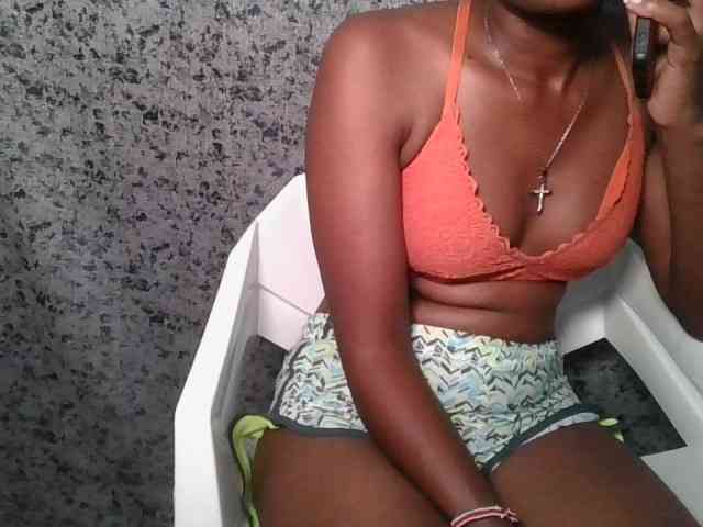 Brunnette-blonde webcam