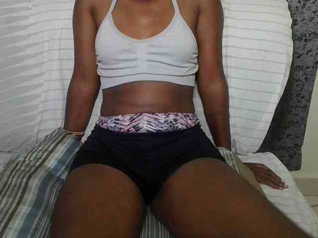 Brunnette-blonde webcam