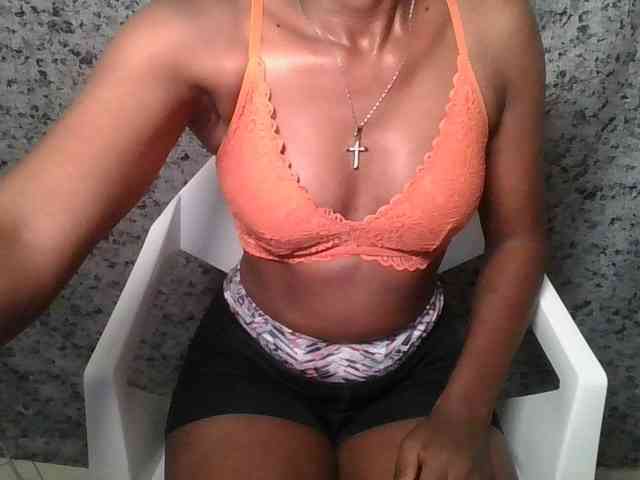 Brunnette-blonde webcam