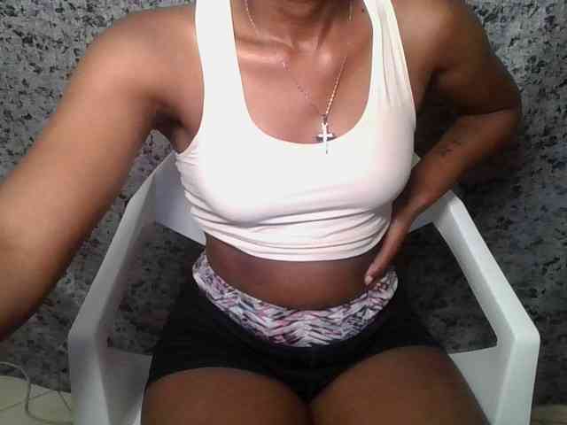 Brunnette-blonde webcam