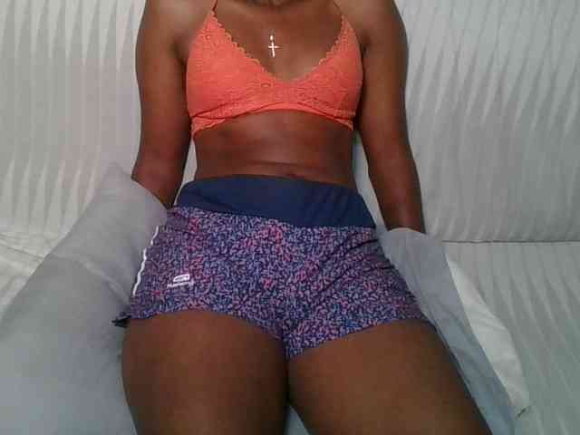 Brunnette-blonde webcam