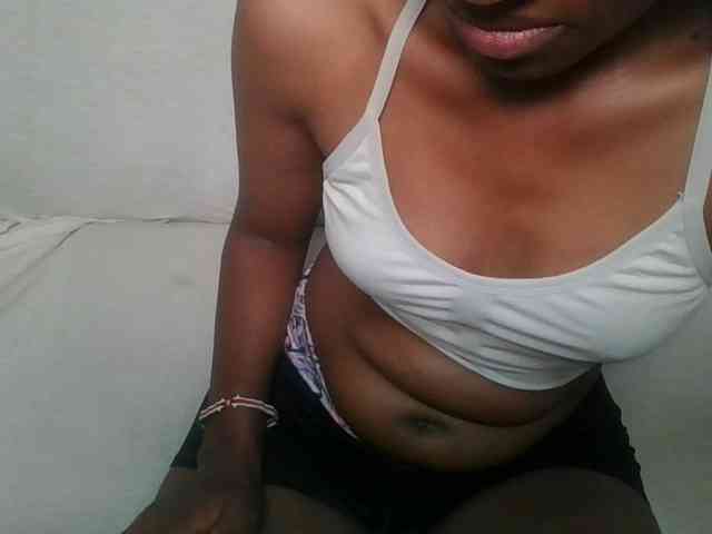 Brunnette-blonde webcam