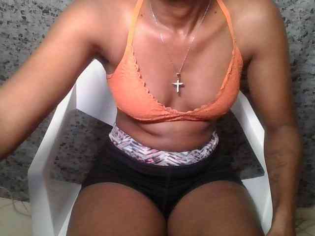 Brunnette-blonde webcam