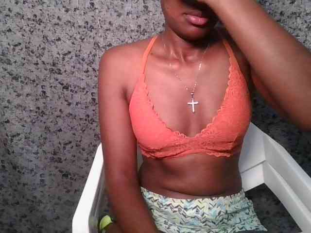 Brunnette-blonde webcam