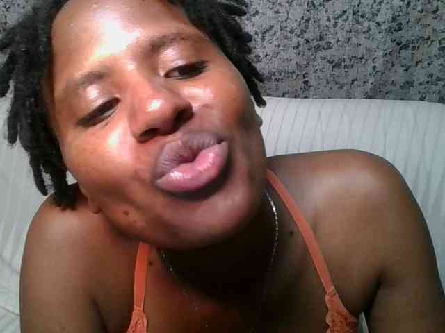 Brunnette-blonde webcam