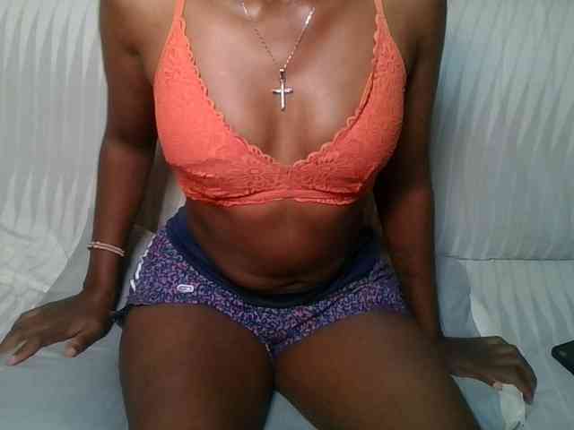 Brunnette-blonde webcam