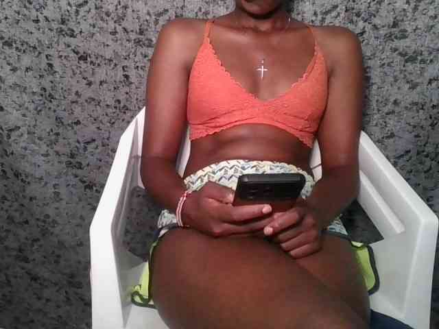 Brunnette-blonde webcam