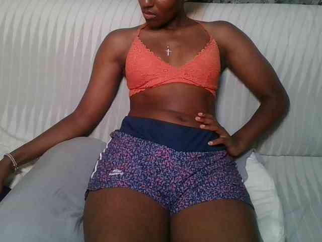 Brunnette-blonde webcam