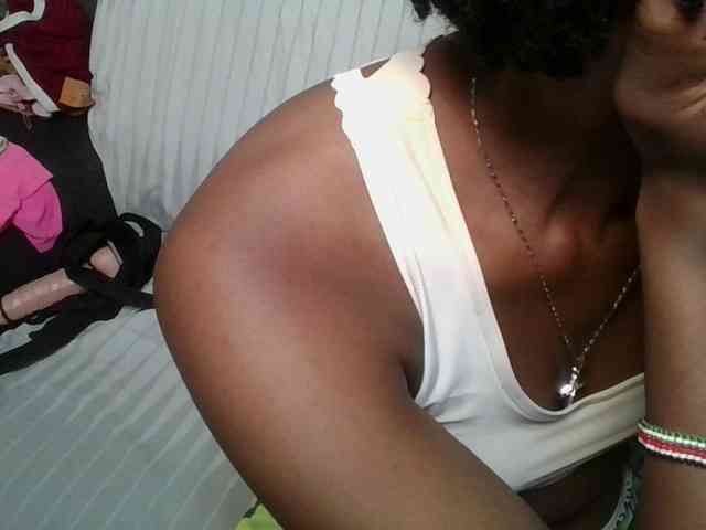 Brunnette-blonde webcam