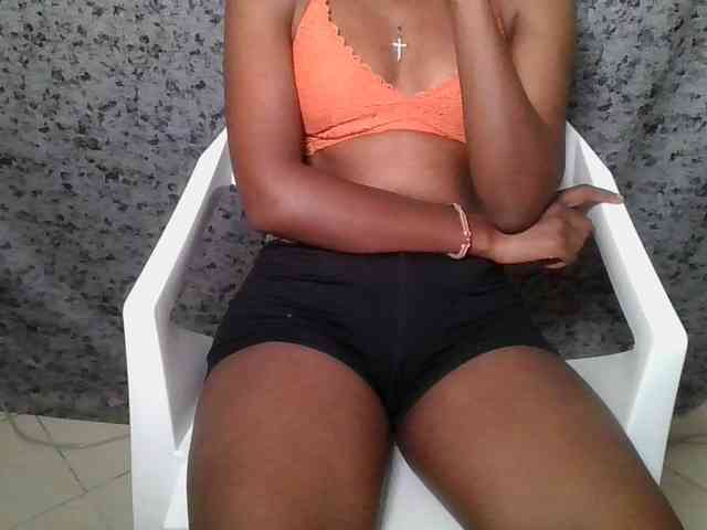 Brunnette-blonde webcam