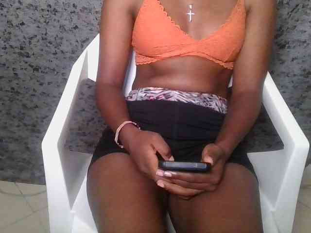 Brunnette-blonde webcam