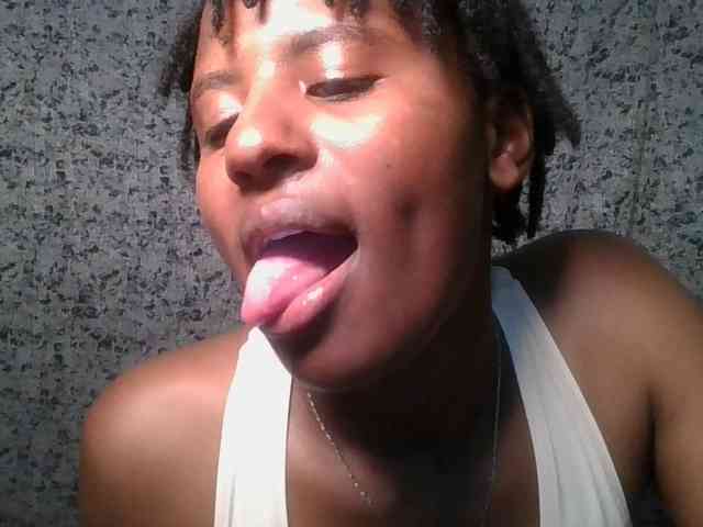 Brunnette-blonde webcam