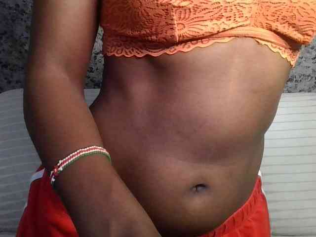 Brunnette-blonde webcam