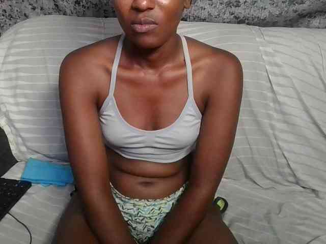 Brunnette-blonde webcam