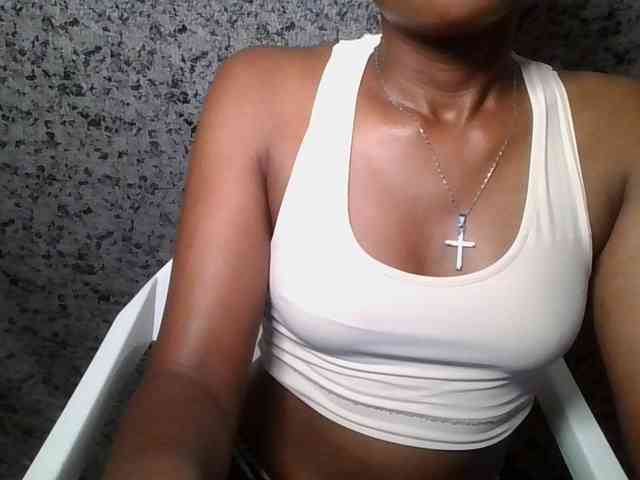 Brunnette-blonde webcam