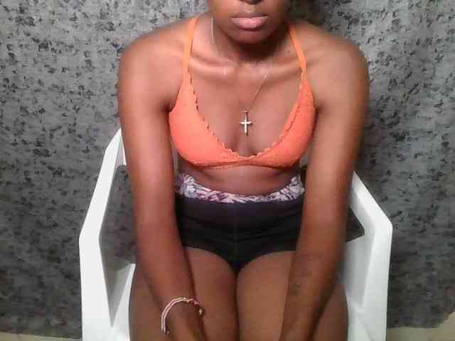 Brunnette-blonde webcam