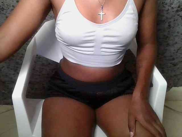 Brunnette-blonde webcam