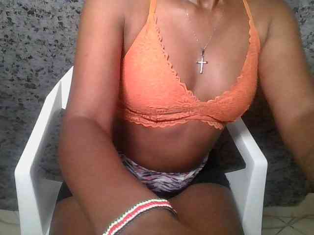 Brunnette-blonde webcam