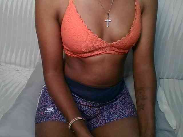 Brunnette-blonde webcam