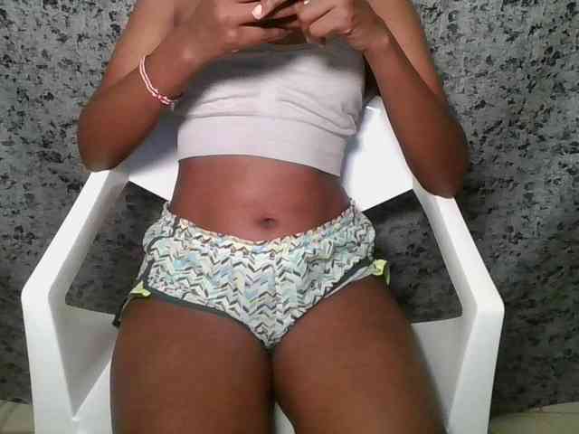 Brunnette-blonde webcam