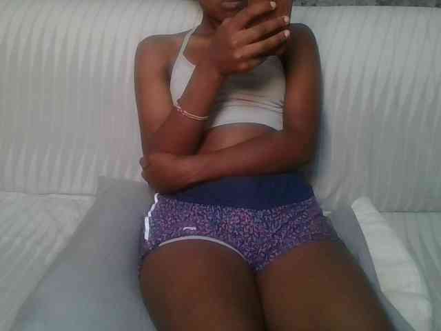 Brunnette-blonde webcam