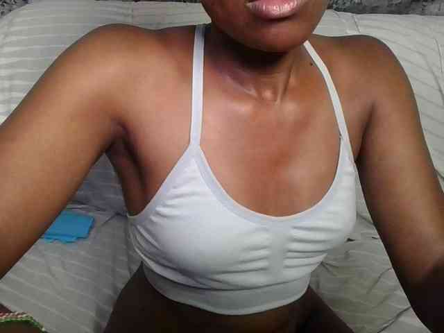 Brunnette-blonde webcam