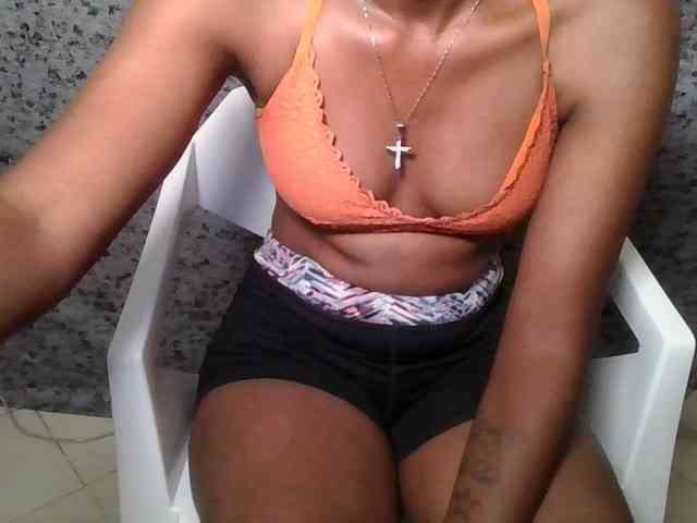 Brunnette-blonde webcam