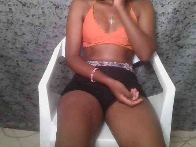 Brunnette-blonde webcam