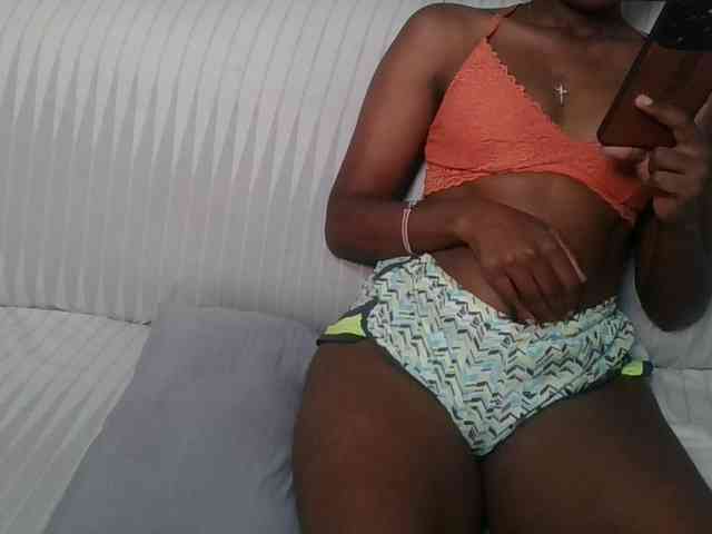 Brunnette-blonde webcam