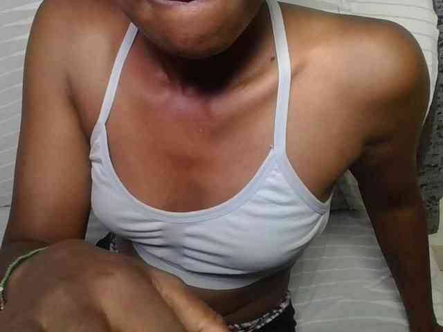 Brunnette-blonde webcam