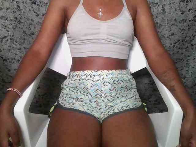 Brunnette-blonde webcam