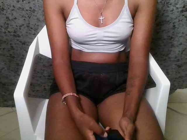 Brunnette-blonde webcam