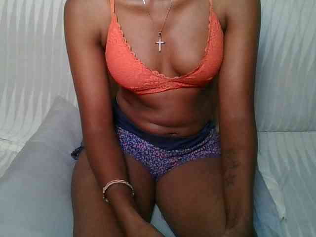 Brunnette-blonde webcam