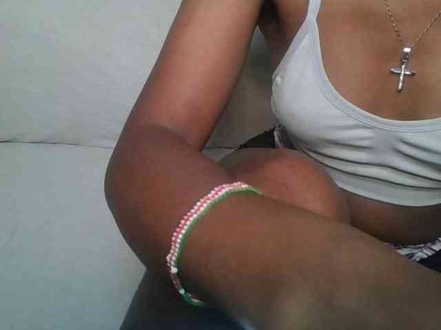 Brunnette-blonde webcam