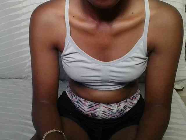 Brunnette-blonde webcam